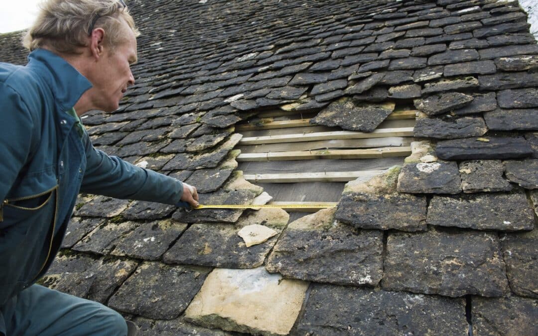 Fuite de toiture après la pluie ? Les 3 gestes d&rsquo;urgence pour limiter les dégâts avant l&rsquo;arrivée du couvreur.